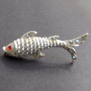 Adorable Silver Tone Fish Jewelry Pin Brooch